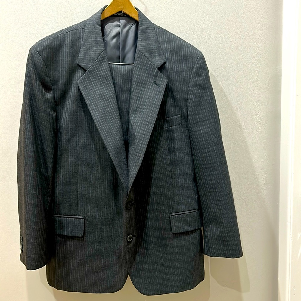 Vintage Bret Lawrence 2 Piece Men’s Gray Pinstripe Suit. Jacket  44. Pants 40S.